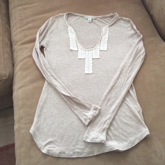 💰Sold💰BANANA REPUBLIC thermal tee w crochet trim