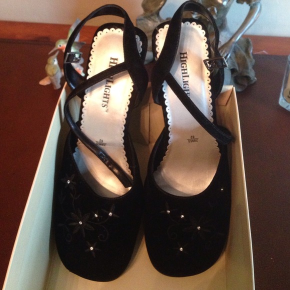 Black velvet shoes with rhinestones