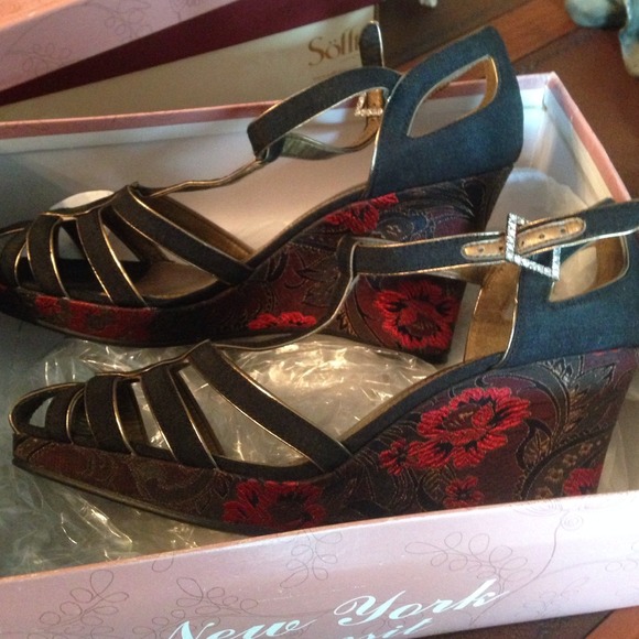 Black and Red New York Transit shoes like new