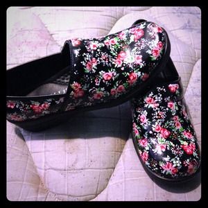 🌷Floral Nursing Shoes.