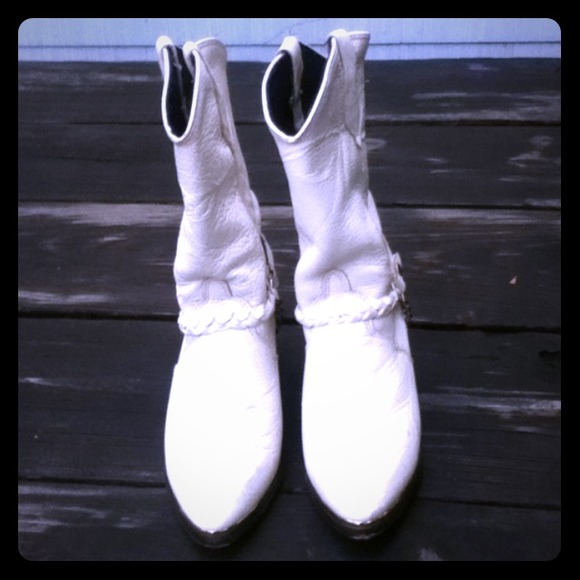 Gently worn white cowgirl boots