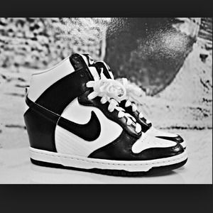 Nike Sky Hi Dunks in black and white ⚪️⚫️⚪️⚫️