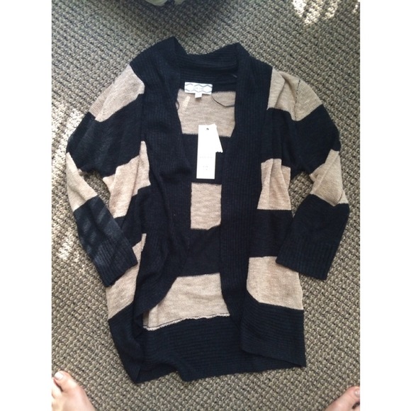 SOLD ❌‼️Black/Tan Striped Cardigan - Picture 2 of 2