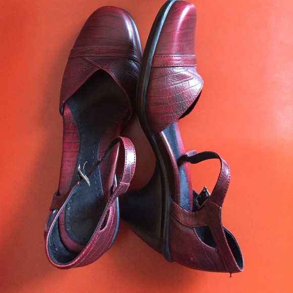 Red alligator pattern Dansko pumps