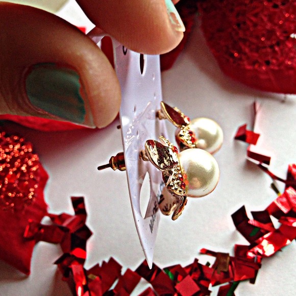 ❗️🚫SOLD❗️Passion of Pearls Earrings - Picture 2 of 2