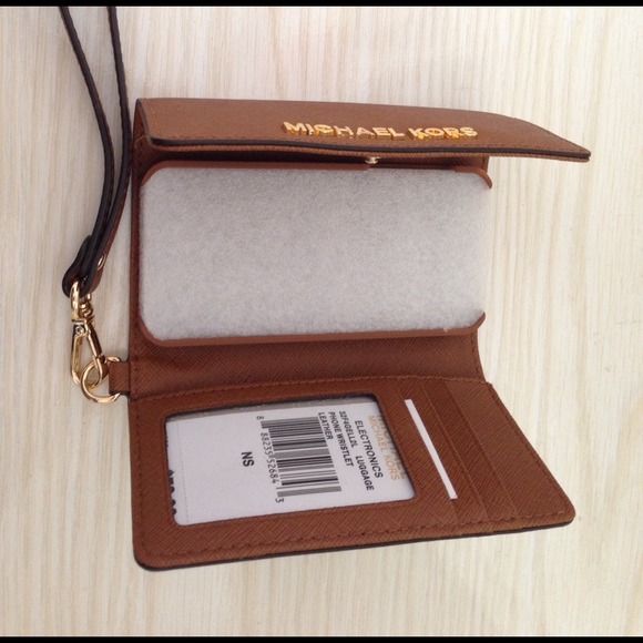 ⛔️SOLD⛔️Michael Kors Phone Wristlet - Picture 2 of 3
