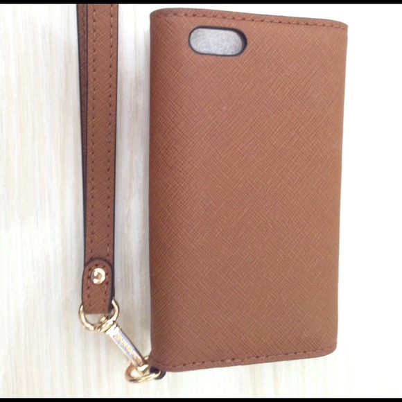 ⛔️SOLD⛔️Michael Kors Phone Wristlet - Picture 3 of 3