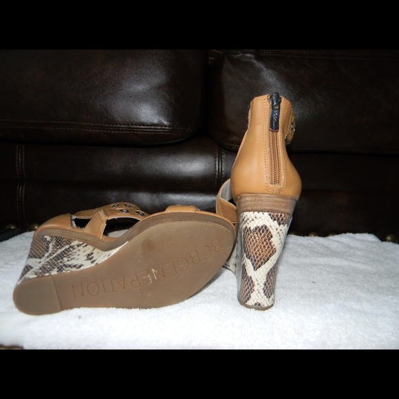 ❄️WINTER SALE PRICE $20❄️ HP🎉BCBGENERATION WEDGE - Picture 3 of 3