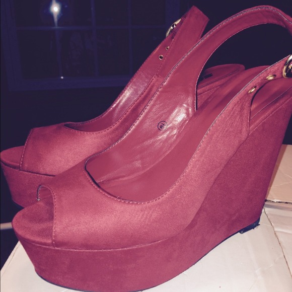 Red wedge shoes - Picture 1 of 3