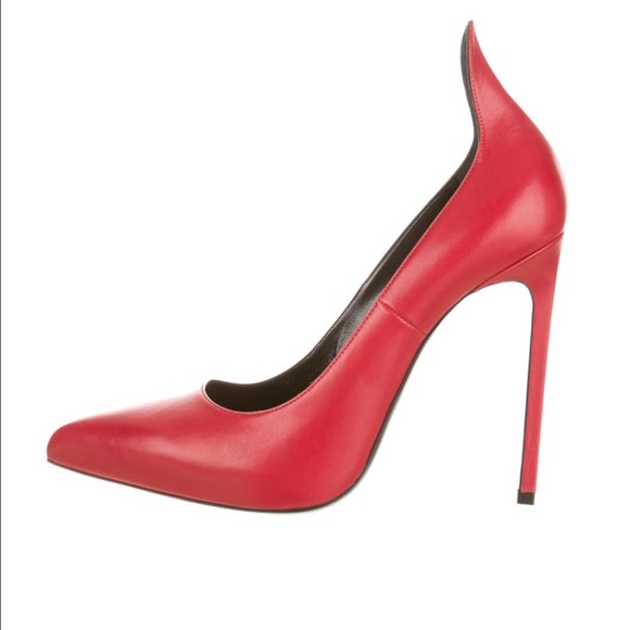 Now in Saks Yves Saint laurent pump 40 --SOLD-----