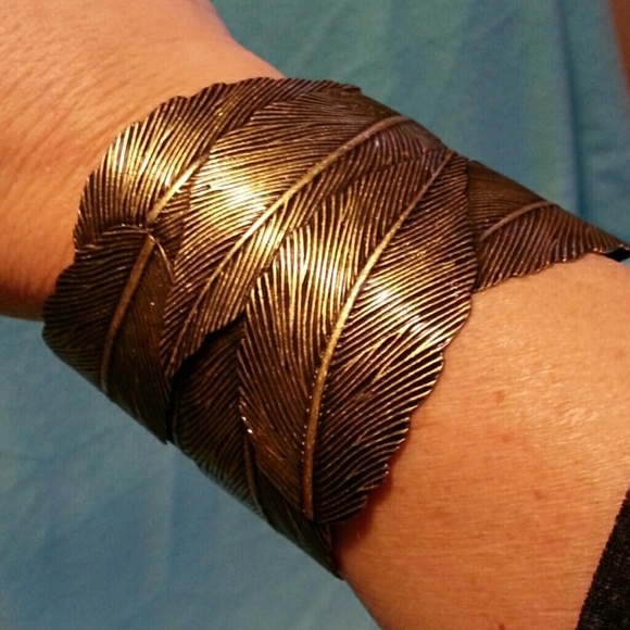 Gold tone Leaf design Cuff Bracelet