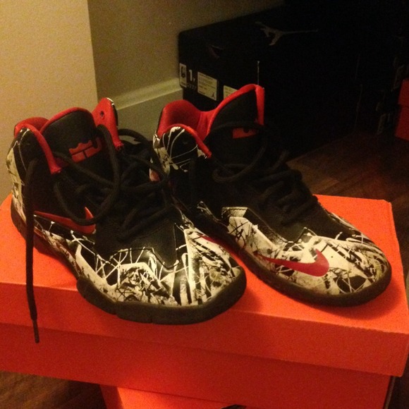 Kids basketball sneakers