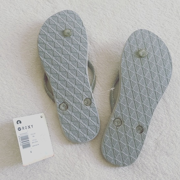 π HOST PICK! Roxy glitter flip flops - Picture 2 of 4