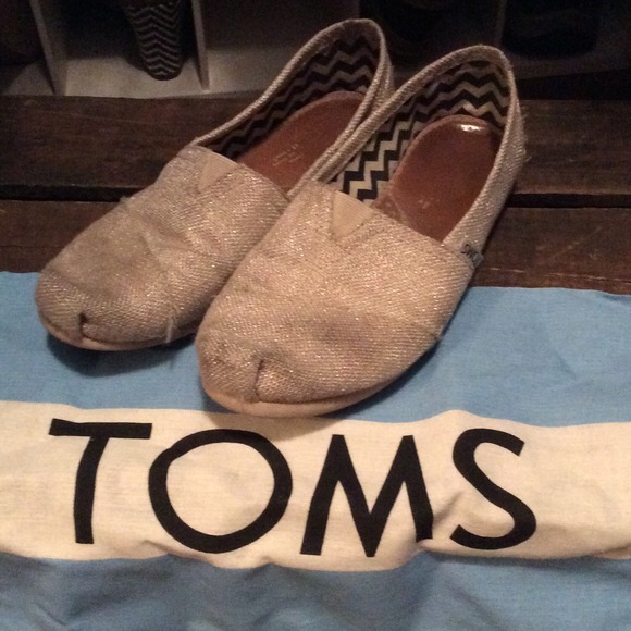 ⚡️Size 7 Toms Cream with Gold Sparkle⚡️