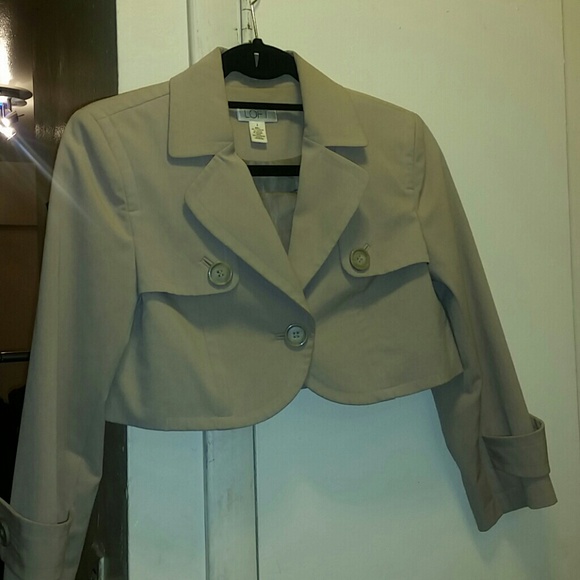 Cropped Khaki trench coat.