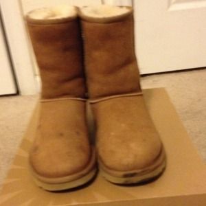 Authentic UGG sz 5 short chestnut boot