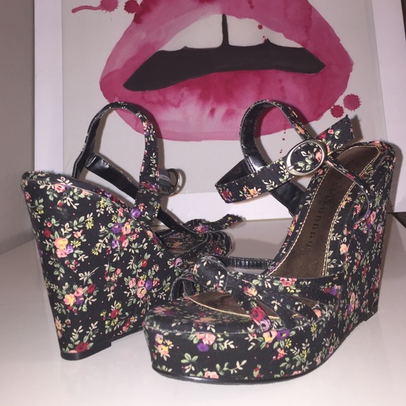 Chinese laundry black flower wedge