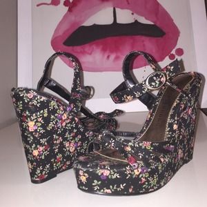 Chinese laundry black flower wedge