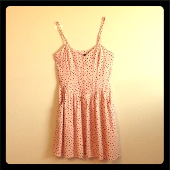 Super cute heart print pink dress! 💕