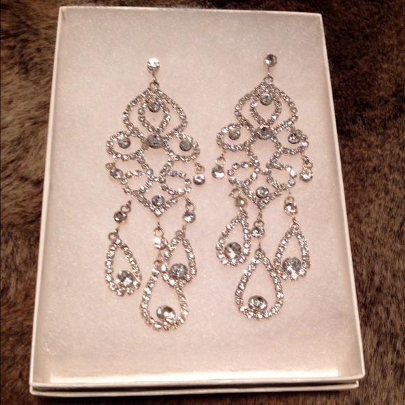 Jewelry - Gorgeous Chandelier Earrings