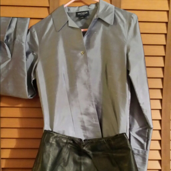 Ann Taylor 100% silk button down business blouse. - Picture 1 of 1