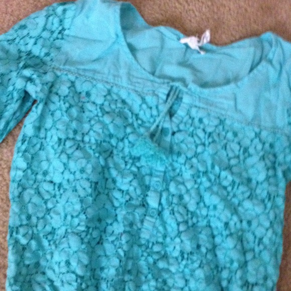 Lace quarter sleeve top - Picture 2 of 3