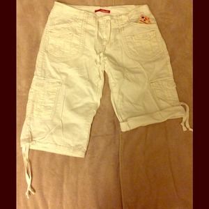 White capris 💢new with tags💢