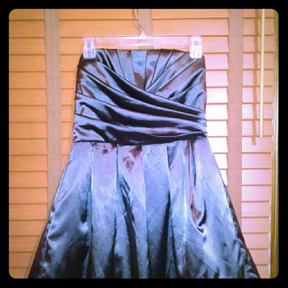 Fits a small 10 worn once for a Christmas dance.