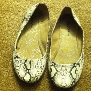 White snakeskin flats