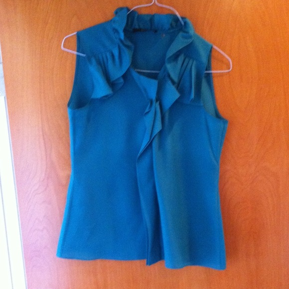 Sleeveless ruffle collar top