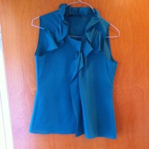 Sleeveless ruffle collar top