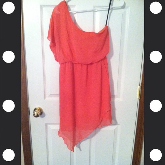 😍Pink off the shoulder dress!😍
