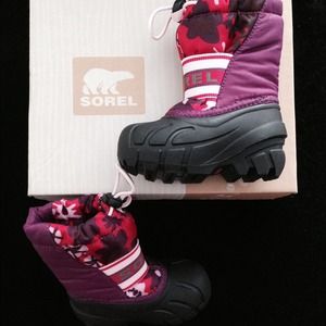 Girls snow boots size 6 NIB
