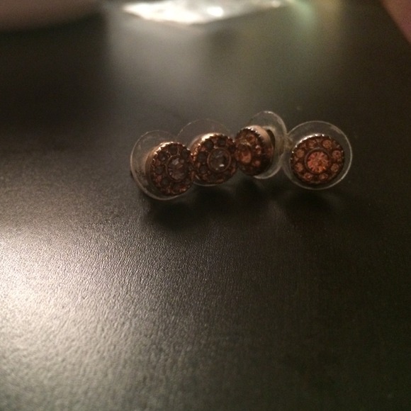 Stud earrings 👀