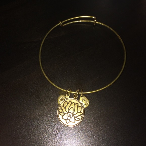 A bracelet 💖