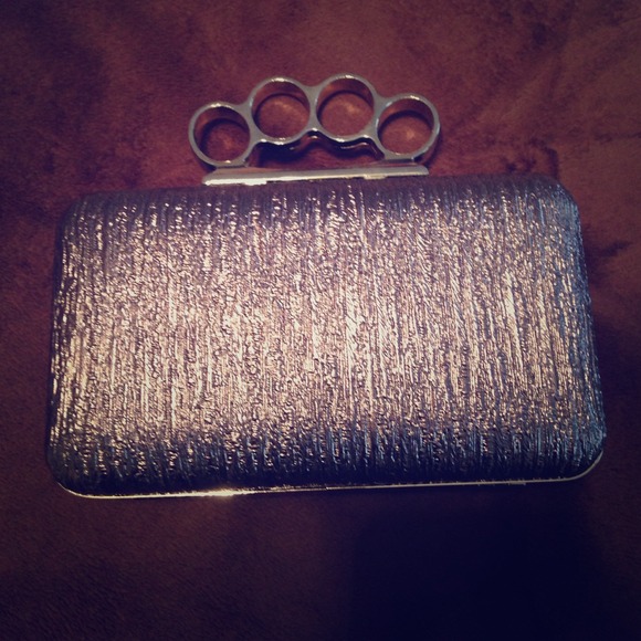 Knuckle purse