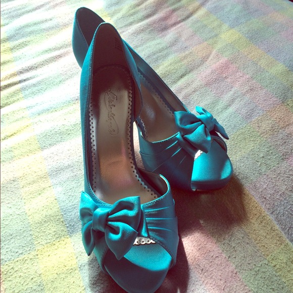 Gorgeous peep toe pumps!!