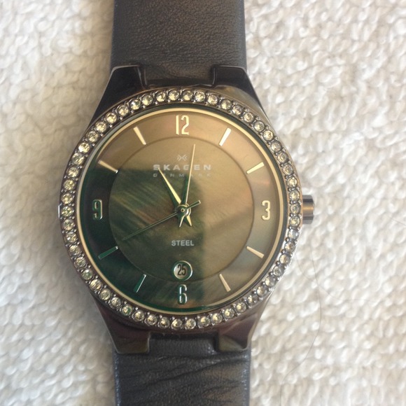 Crystal ringed watch