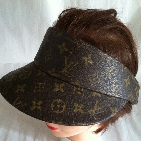 Gorgeous visor hat. Brown.