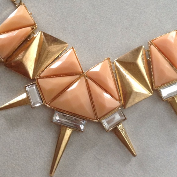 Short gold/peach necklace - Picture 2 of 2