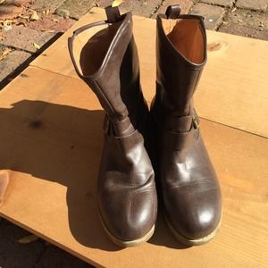 Brown short boot