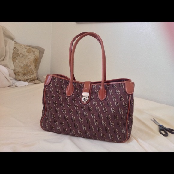Dooney & Bourke Handbags - Donney & bourse large tote shadow signature purse