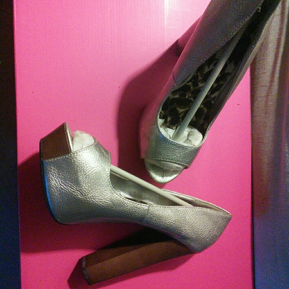 Quipid size 7 peep toe heels - Picture 2 of 3