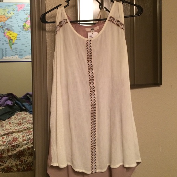 Oversized tank with arrow detail