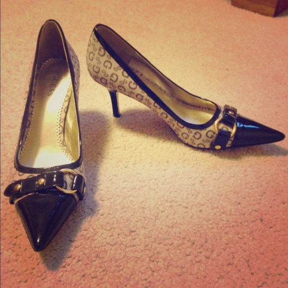 Guess black and gray pointed toe heels
