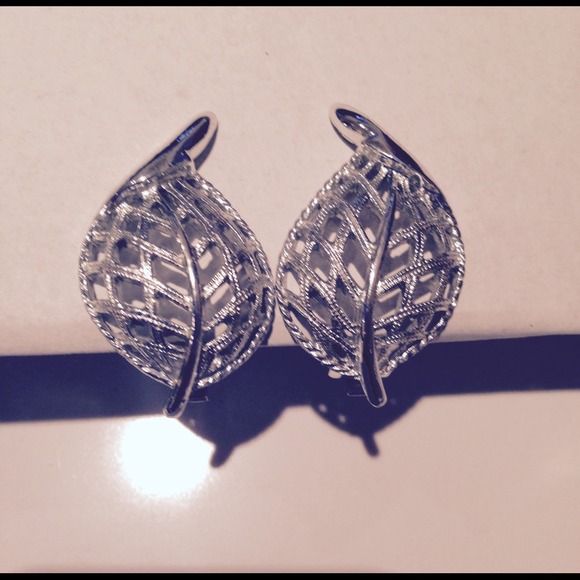 Vintage Sarah Coventry silver Leaf clip earrings