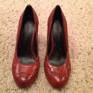 Maroon vintage-inspired pumps