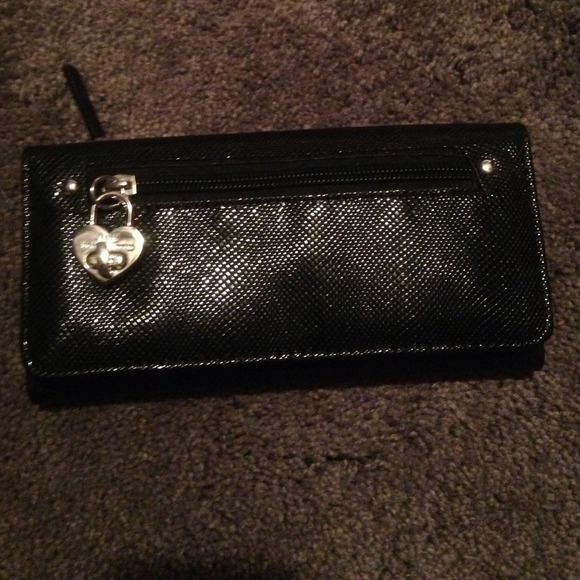 Black lulu wallet