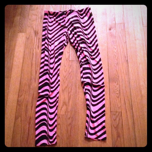 Hot pink and black patterned leggings ❤️