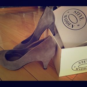 Steven Madden suede pumps -- in grey